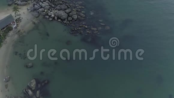 PhuQuoc岛海滩上的岩石和4K钻石射击视频的预览图