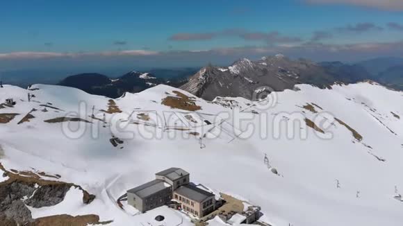 瑞士阿尔卑斯山雪峰上的空中无人机景瑞士罗谢斯德纳耶山峰视频的预览图