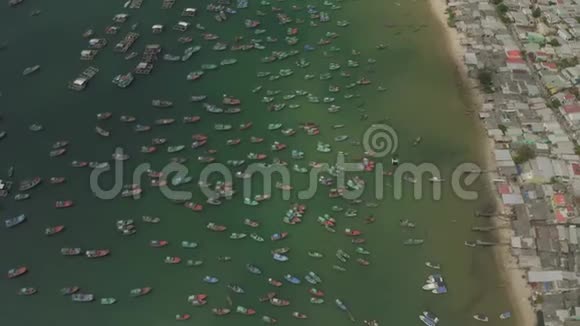 越南水上渔船和渔家视频的预览图