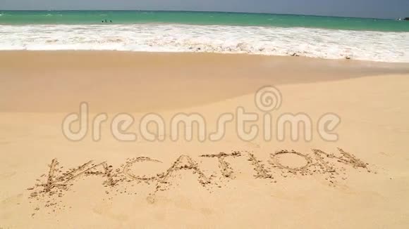 海浪逼近沙滩上写着度假视频的预览图