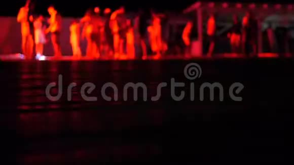 人们跳舞时夜总会里的五彩灯光闪烁视频的预览图