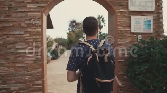 带背包的人在夏天散步视频的预览图