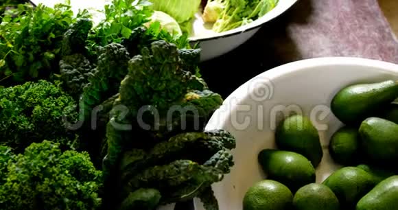新鲜蔬菜在桌子4k视频的预览图