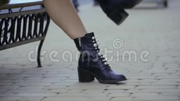 穿黑鞋的女性腿视频的预览图