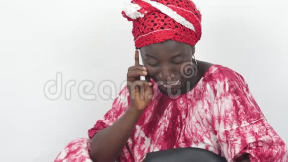 年轻的非洲女人在打电话视频的预览图