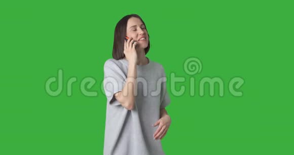 美女在手机上说话视频的预览图