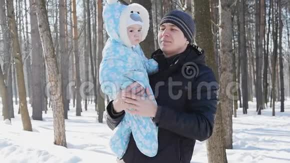 父亲和儿子在冬季公园慢动作视频的预览图