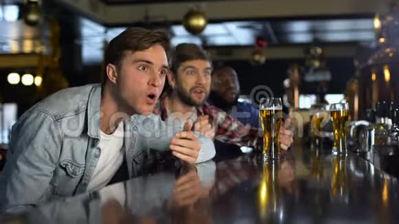 不高兴的男迷在酒吧看体育比赛对输球感到失望视频的预览图