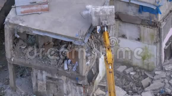施工现场使用推土机机械臂破坏旧混凝土房屋视频的预览图