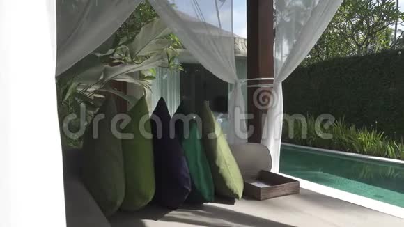 池景和带棕榈树的热带花园视频的预览图