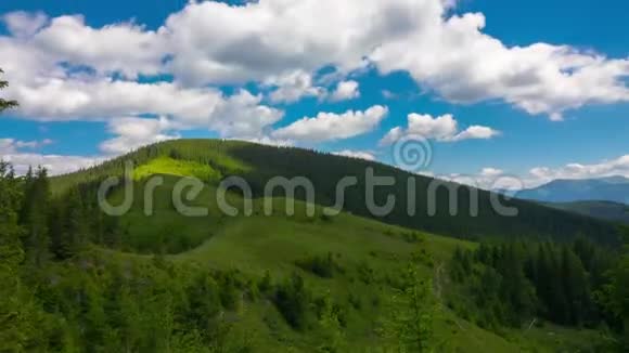 带有快速云影的山景视频的预览图