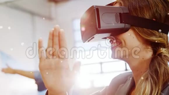 快乐女性使用虚拟现实耳机视频的预览图