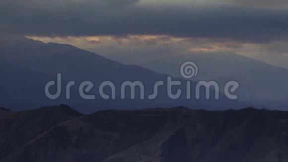间隔射击印古什形成雨云上的主要高加索脊视频的预览图