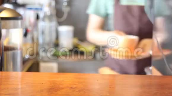 咖啡厅咖啡师提供浓缩咖啡视频的预览图