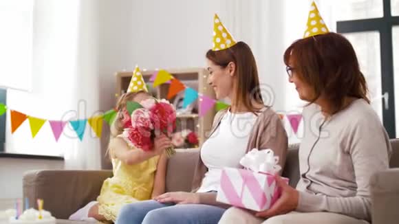 女儿带着礼品盒问候母亲生日视频的预览图