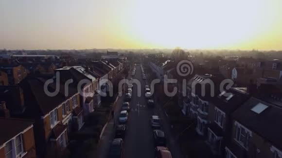 在阳光明媚的一天黎明时分在伦敦冲浪屋和公寓上空飞行视频的预览图