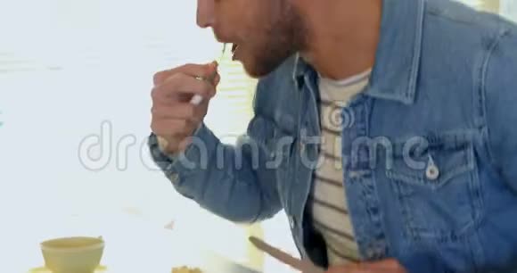 男人吃早餐4K视频的预览图