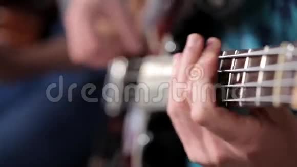 在音乐工作室演奏低音吉他的男人视频的预览图