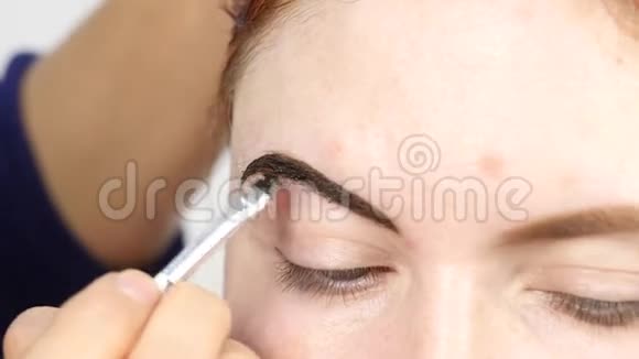 专业化妆师绘制美丽客户的眉毛美容和时尚概念视频的预览图