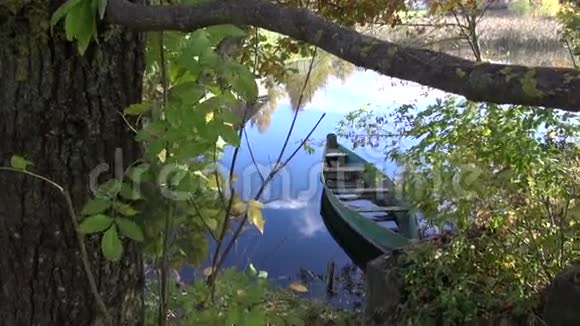 河中的老孤木船视频的预览图