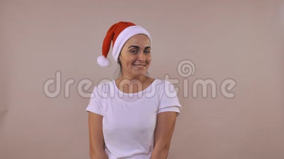 女圣诞老人在演播室摆姿势视频的预览图