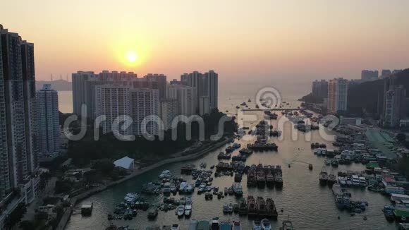 香港仔避风塘及鸭梨洲的鸟瞰图视频的预览图
