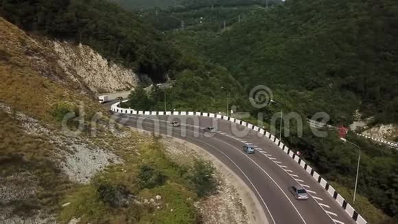 俄罗斯高加索山区曲线公路鸟瞰图视频的预览图