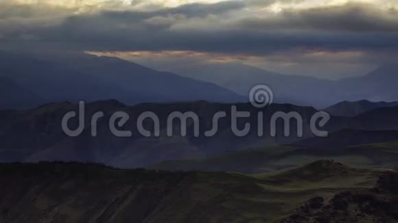 间隔射击印古什形成雨云上的主要高加索脊视频的预览图