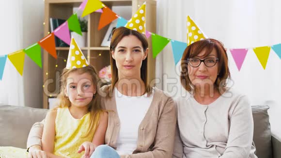 母亲女儿和祖母参加生日聚会视频的预览图