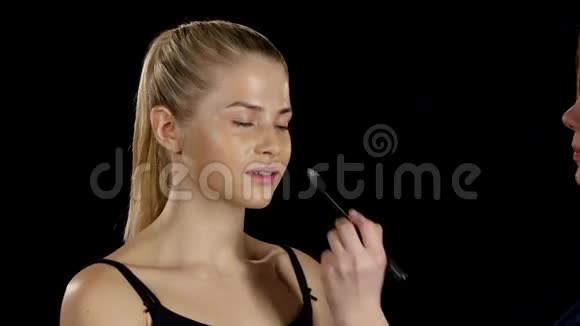 专业化妆应用基础黑色的视频的预览图