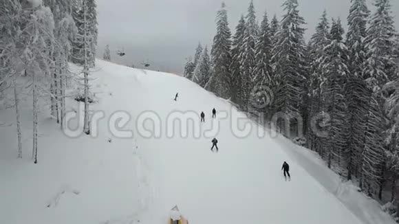 许多滑雪者和滑雪者走下滑雪坡视频的预览图