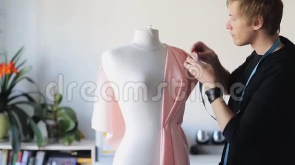 时装设计师与假人制作服装工作室视频的预览图