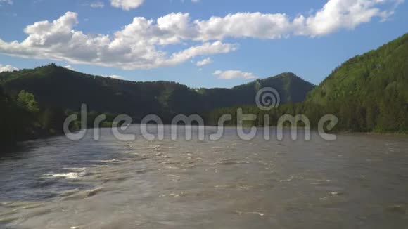 从斜拉桥眺望美丽的山河视频的预览图