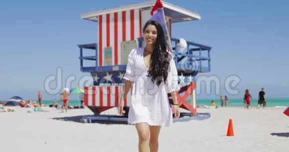 在热带海滩摆姿势的快乐女孩视频的预览图
