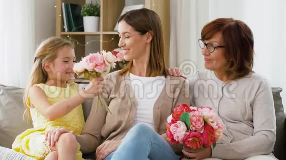 家庭问候母亲家中有鲜花视频的预览图