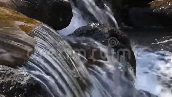 小溪水流带小裂谷视频的预览图