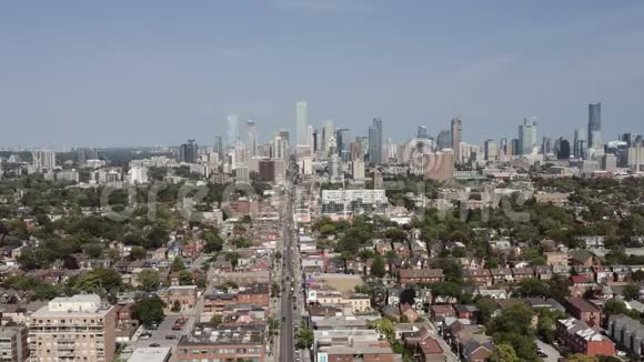 一个多伦多社区在夏天的空中拍摄视频的预览图