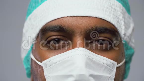 医生或外科医生戴防护面罩的脸视频的预览图