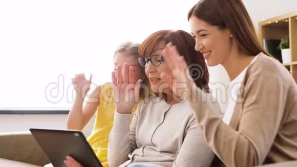 母亲女儿和祖母带平板电脑视频的预览图