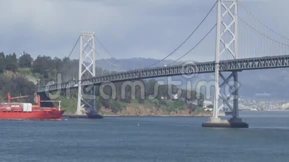 旧金山湾水域的红色货船视频的预览图
