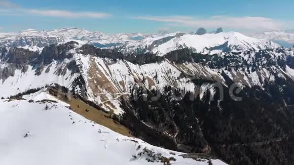 瑞士阿尔卑斯山雪峰的空中无人机景瑞士罗谢斯德纳耶山峰视频的预览图