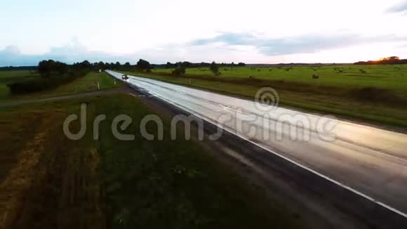 从车上飞过雨后潮湿的道路空中镜头视频的预览图