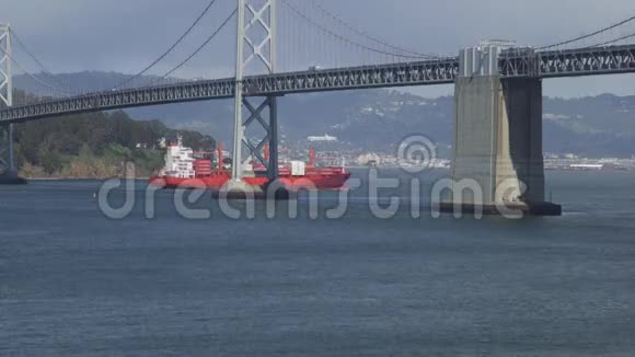 旧金山湾水域的红色货船视频的预览图