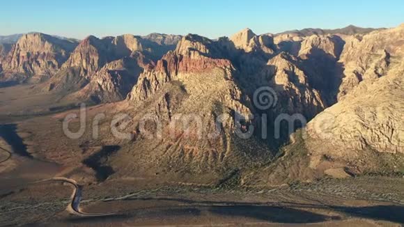 NV红岩峡谷戏剧性的山地景观空中视频的预览图