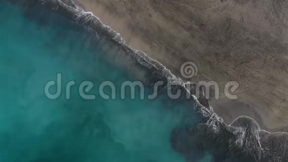 大西洋上沙漠黑色海滩的俯视图特内里费岛海岸空中无人驾驶飞机的海上镜头视频的预览图