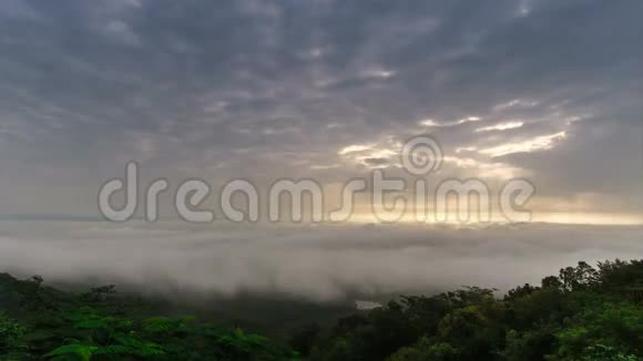 热带森林山上空云移的时间推移场景视频的预览图