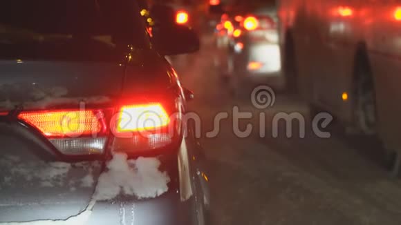 冬天晚上汽车在交通中视频的预览图