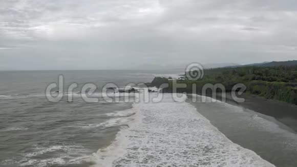 巴厘岛海滩4K无人机飞行的岩石上的波浪破碎视频的预览图