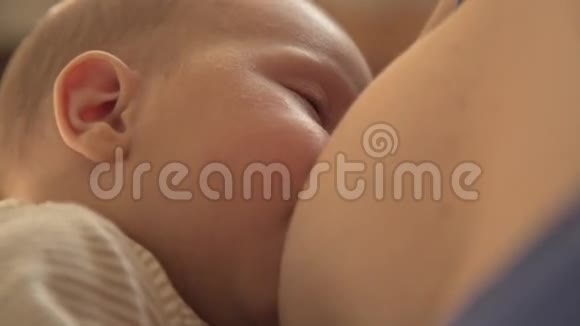 母亲用母乳喂养婴儿视频的预览图