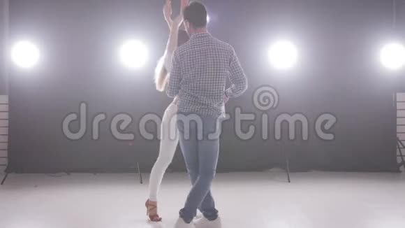 社会舞蹈和人际关系的概念美丽的年轻夫妇跳着性感的Bachata视频的预览图